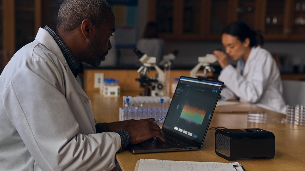 Apple MacBook Pro M4 Pro - researchers in lab