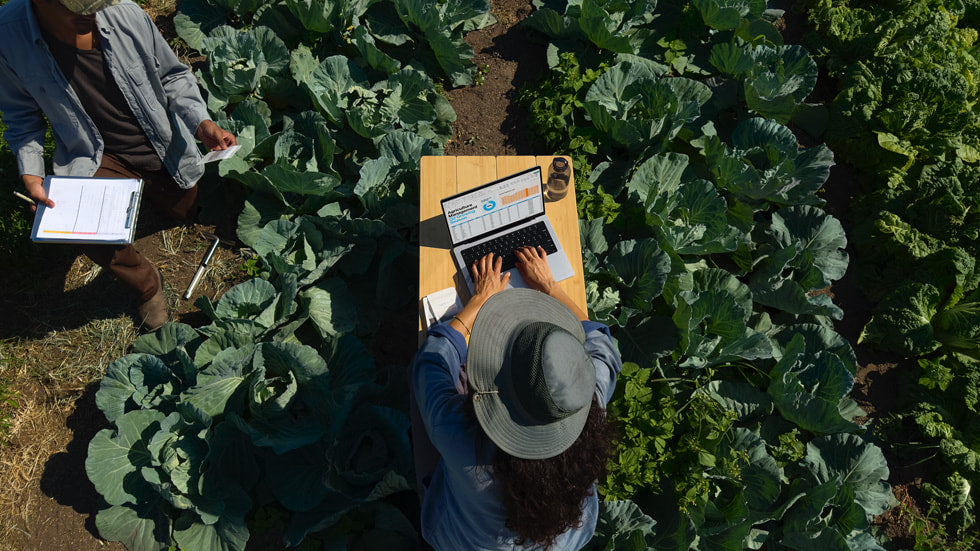 Apple MacBook Pro M4 nano-texture display outdoors
