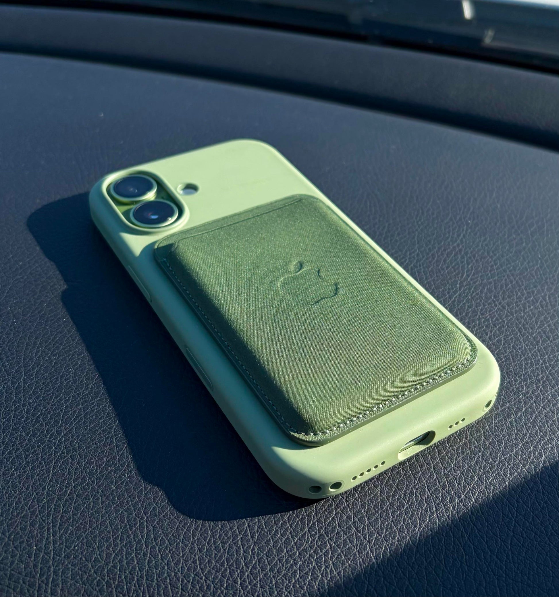 iPhone 17 Silicone Case with MagSafe - Light Moss