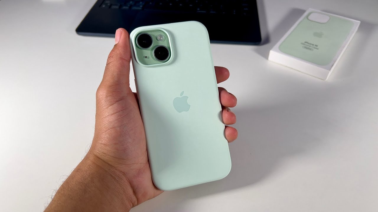 iPhone 15 Plus Silicone Case with MagSafe - Soft Mint