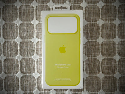 iPhone 17 Silicone Case with MagSafe - Neon Yellow