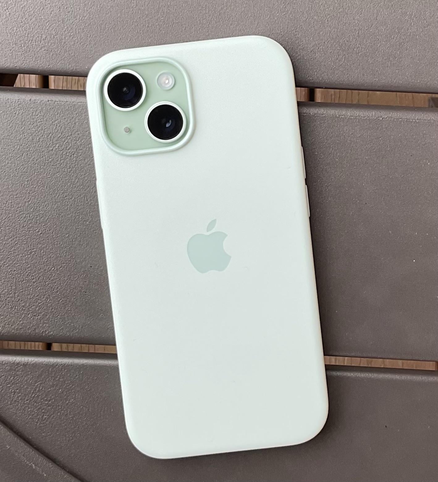 iPhone 15 Plus Silicone Case with MagSafe - Soft Mint